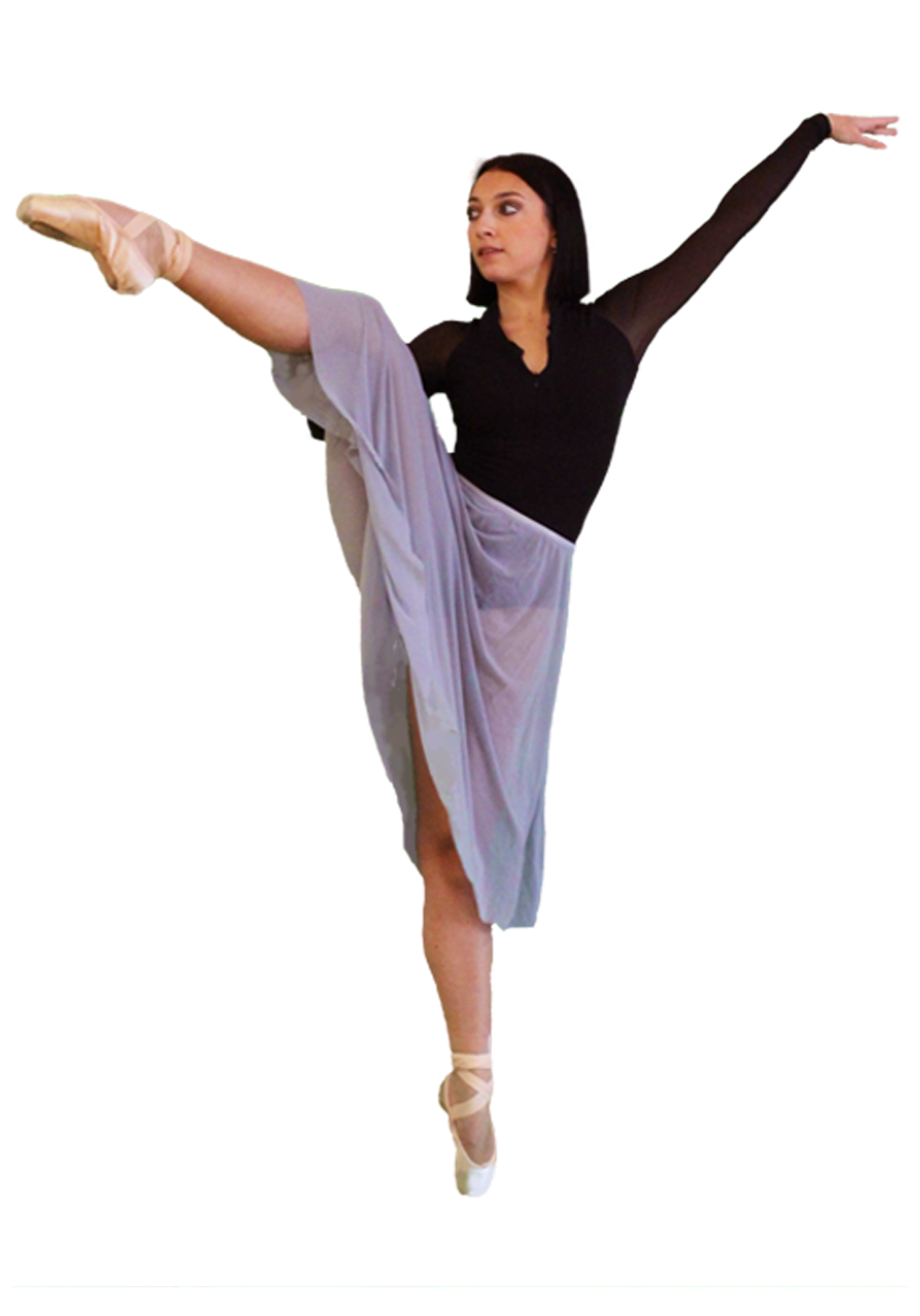Une danseuse en tenue de ballet (justaucorps noir, jupe grise et pointes) exécute une pirouette en levant une jambe à l'horizontale, avec les bras tendus