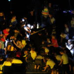 Une scène de fête avec des enfants qui participent à une party de piñata