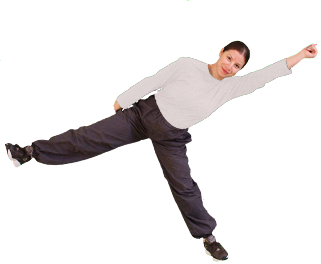 Une personne en tenue décontractée (t-shirt blanc et pantalon noir) exécute une pose de danse avec une jambe levée et un bras tendu, tout en souriant