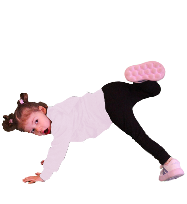Une petite fille, vêtue d'un t-shirt blanc et d'un legging noir, effectue un mouvement de danse au sol. Elle est allongée sur le côté, avec une expression surprise