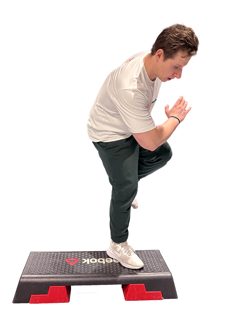 Personne effectuant un exercice de fitness sur un step, en équilibre sur une jambe, avec une posture dynamique et concentrée.